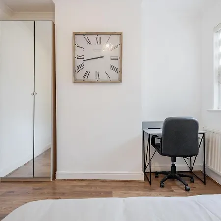 Entire Lovely Family Home With Parking, Wifi, Netflix, Self Check-In London Exterior foto