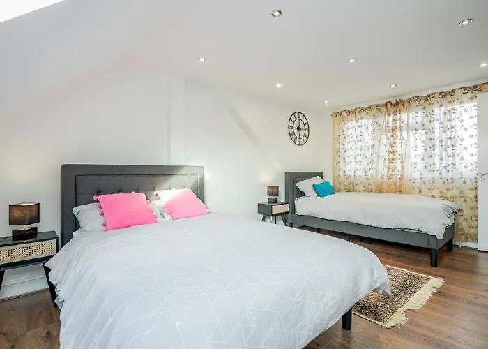 Entire Lovely Family Home With Parking, Wifi, Netflix, Self Check-In