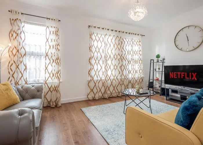 Entire Lovely Family Home With Parking, Wifi, Netflix, Self Check-In