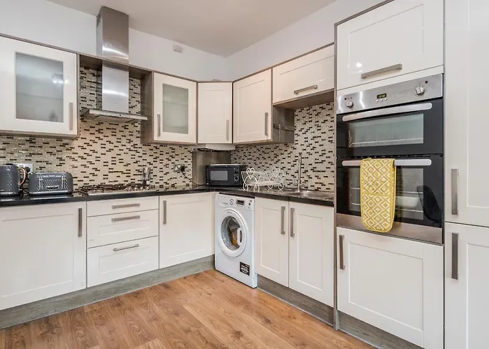 Entire Lovely Family Home With Parking, Wifi, Netflix, Self Check-In