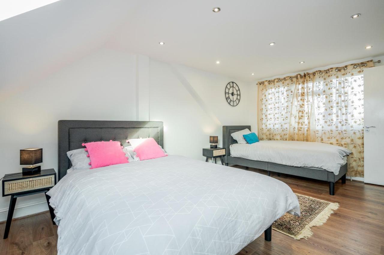 Entire Lovely Family With Parking, Wifi, Netflix, Self Check-in * Londra