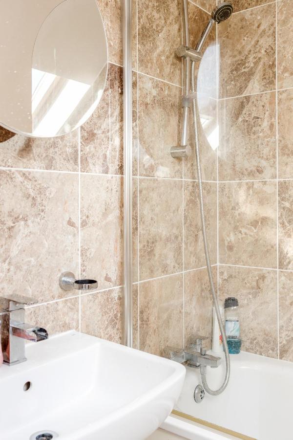 Entire Lovely Family With Parking, Wifi, Netflix, Self Check-in * Londra